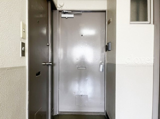 【その他共用部分】 | 皆様をお迎えする、お部屋の玄関ドア。開けやすさや開放角度、ドアノブの操作しやすさや鍵の形状などを、現地で一度ご確認ください。～即日のご見学可能～　お問合せはお気軽にどうぞ。