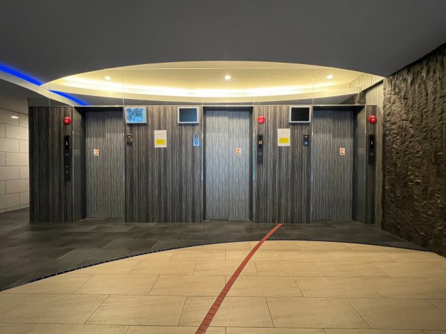 セレニテ本町グランデのエントランス