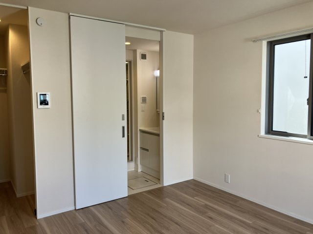【洋室】 | マーレ ヴィヴァン | 奥には洗面室、動線の良いお部屋です！