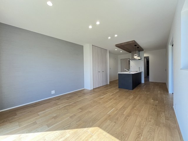 【居間・リビング】 | 福岡市西区太郎丸2丁目・平屋　1号棟（全3棟）【仲介手数料無料・0円】 | 現地写真。