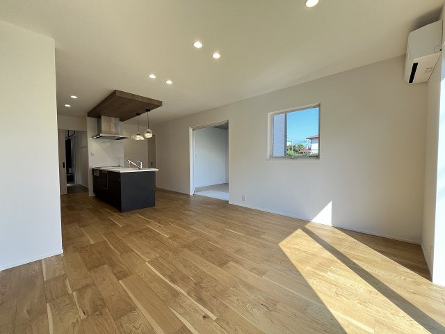 【居間・リビング】 | 福岡市西区太郎丸2丁目・平屋　1号棟（全3棟）【仲介手数料無料・0円】 | 現地写真。リビングです。