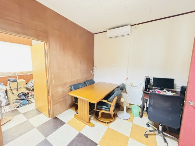 板良敷貸店舗のロビー