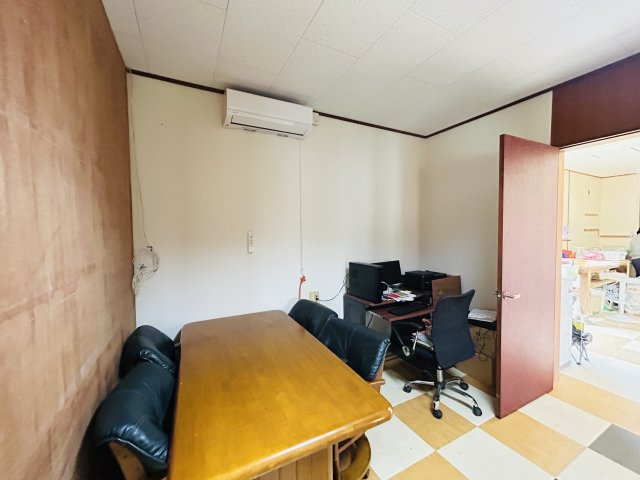 板良敷貸店舗の玄関