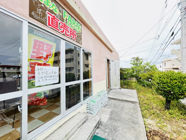 板良敷貸店舗のエントランス