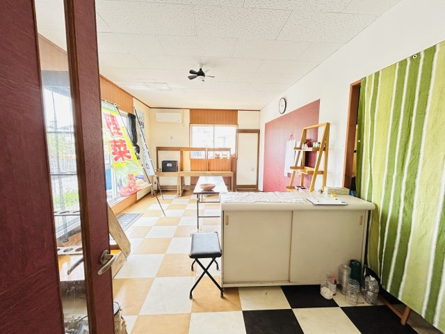 板良敷貸店舗のロビー