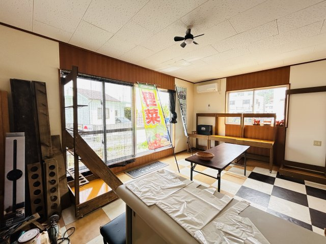 板良敷貸店舗のロビー