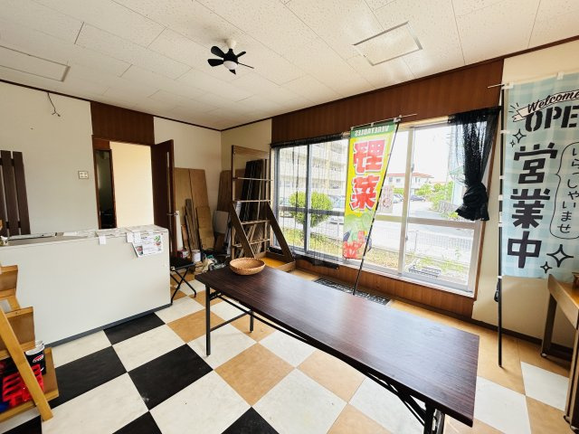 板良敷貸店舗のロビー