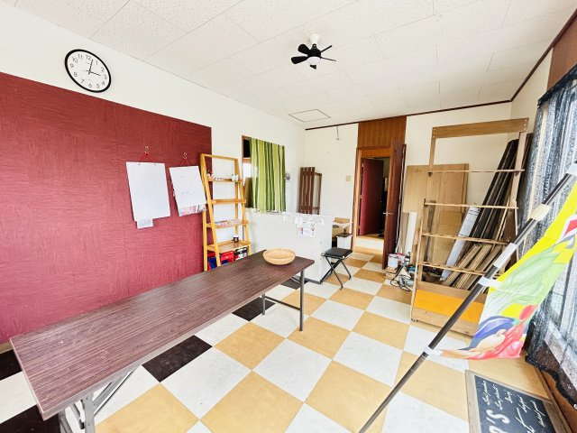 板良敷貸店舗のロビー