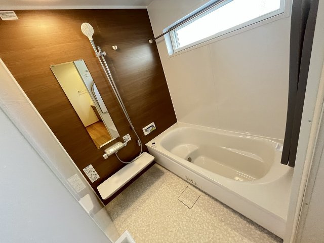 【浴室】 | 福岡市西区太郎丸2丁目・平屋　2号棟（全3棟）【仲介手数料無料・0円】 | 現地写真。浴室です。