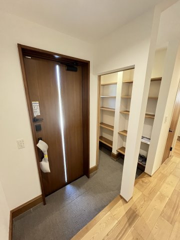 【玄関】 | 福岡市西区太郎丸2丁目・平屋　2号棟（全3棟）【仲介手数料無料・0円】 | 現地写真。