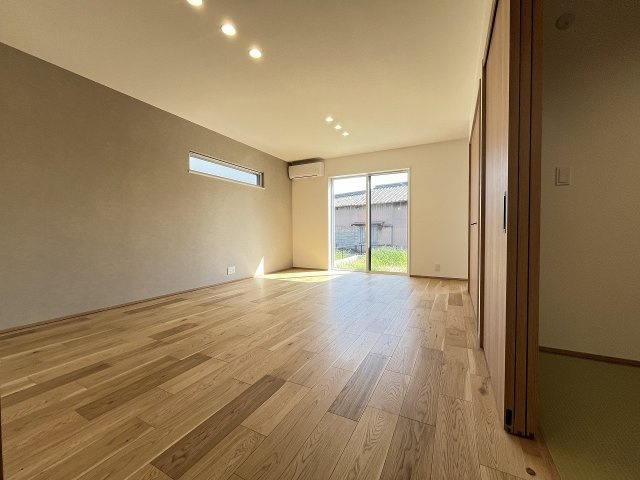 【居間・リビング】 | 福岡市西区太郎丸2丁目・平屋　2号棟（全3棟）【仲介手数料無料・0円】 | 現地写真。