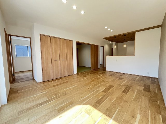 【居間・リビング】 | 福岡市西区太郎丸2丁目・平屋　2号棟（全3棟）【仲介手数料無料・0円】 | 現地写真。リビングです。