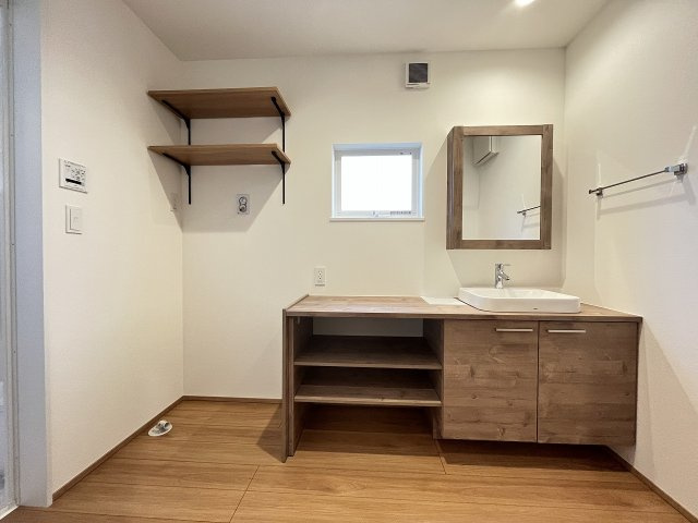 【洗面所】 | 福岡市西区太郎丸2丁目・平屋　2号棟（全3棟）【仲介手数料無料・0円】 | 現地写真。