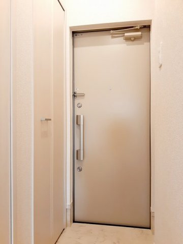 ウエストリバー　五番館の玄関