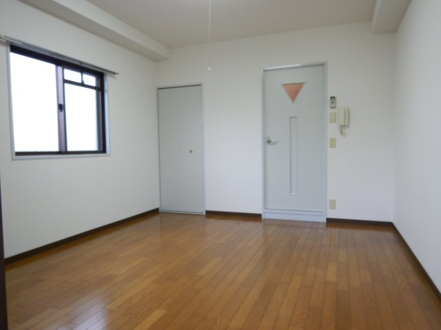 ハイエスト大倉山公園の居間・リビング