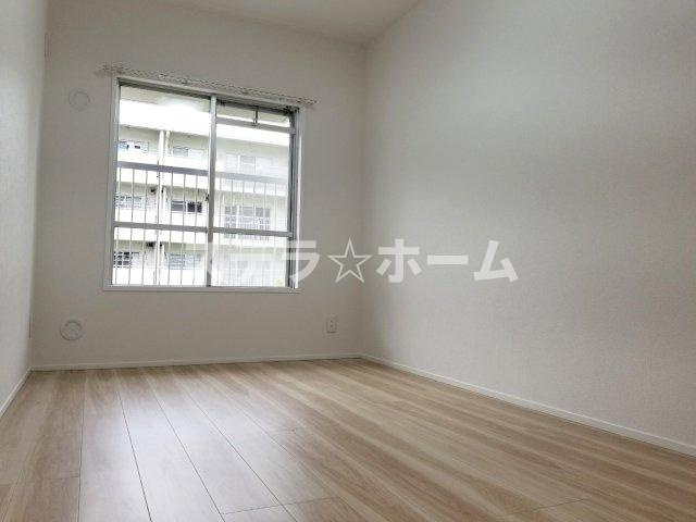 リバーサイドともぶち第一住宅23号棟の洋室|ゆったりした洋室です