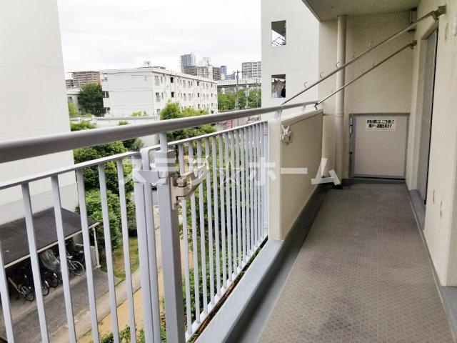 リバーサイドともぶち第一住宅23号棟のバルコニー|陽当たり良好なバルコニーです