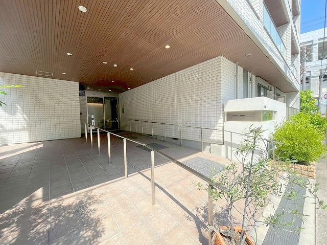 スマートコート淡路駅前のエントランス