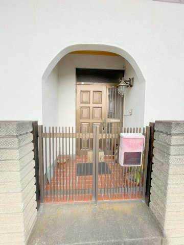 中古戸建・貸家　熊谷市原島　4DKのその他|門扉付きの玄関！防犯対策にもなります！