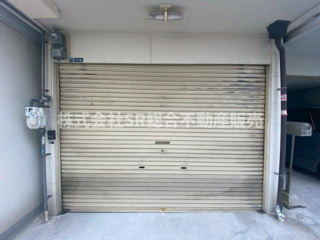 御厨6丁目中古戸建の駐車場|お車をお持ちの方には嬉しい駐車場はシャッター付き車庫（車種による）なので、大事なお車を雨風から守れます！もちろん自転車・バイク置けます。