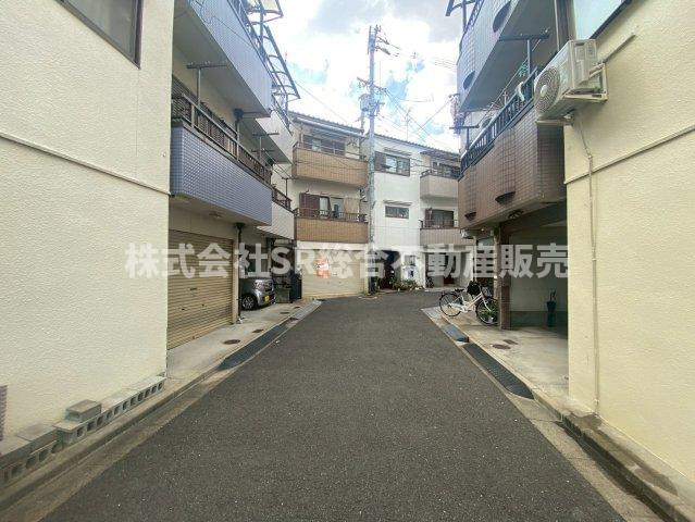 御厨6丁目中古戸建の前面道路含む現地写真|当日予約も大歓迎です！土日祝、雨の日やお子様連れのお客様の送迎も可能ですのでお気になさらずお問合せ下さい。お仕事終わりのお時間にも柔軟に対応致しますのでお気軽にお申し付け下さいませ。