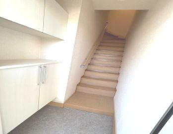 さいたま市南区大谷場２丁目のハイツの玄関