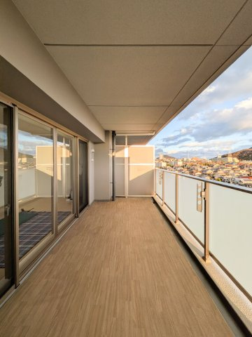 ジークレフ神戸名谷WESTのバルコニー|出幅約2.3５ｍのバルコニーです