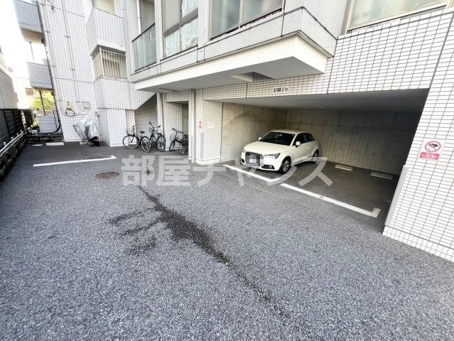 リエス鶴舞EAST TOWERの駐車場