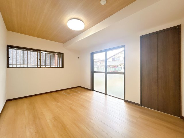 【洋室】 | 筑紫野市大字原　戸建て | 1階の洋室。収納スペースも設けられているため、居住スペースは広くお使いいただけます