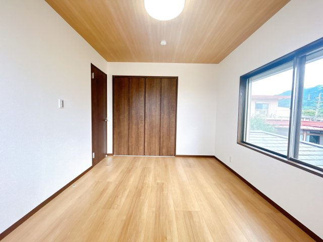 【洋室】 | 筑紫野市大字原　戸建て | 6帖の洋室。収納スペースがたっぷりあるので、部屋を広々と使えてストレスなく過ごせます