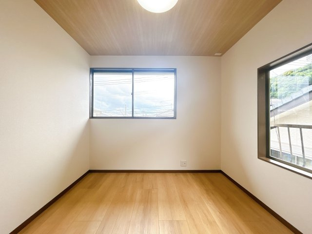 【洋室】 | 筑紫野市大字原　戸建て | 4.5帖の洋室。2面窓から室内に多く光を取り入れております。景色も広く見えるので開放感があります