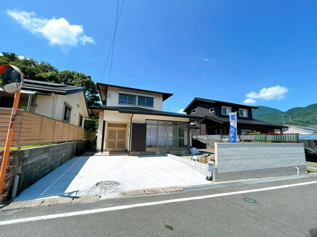 【外観】 | 筑紫野市大字原　戸建て | 並列で2台分の駐車スペースがあります。外壁・屋根塗装も済んで陽当りの良い美邸に生まれ変わりました