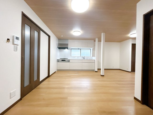 【居間・リビング】 | 筑紫野市大字原　戸建て | リビング部分に収納もあり、多用途に使っていただけます