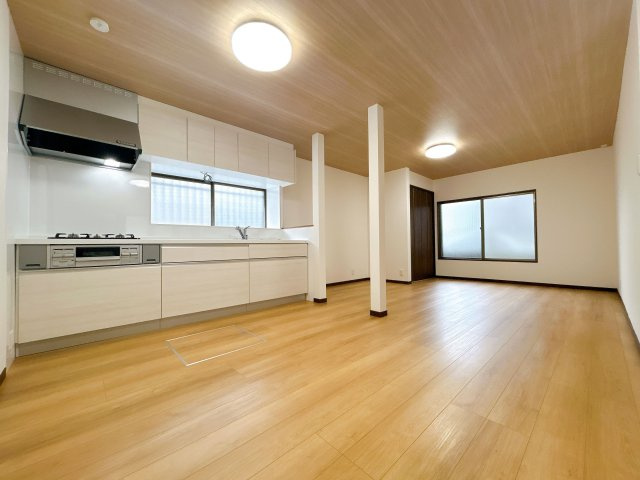 【キッチン】 | 筑紫野市大字原　戸建て | キッチンに窓があるので手元が明るいです。スペースが広くお料理がしやすいシステムキッチンです