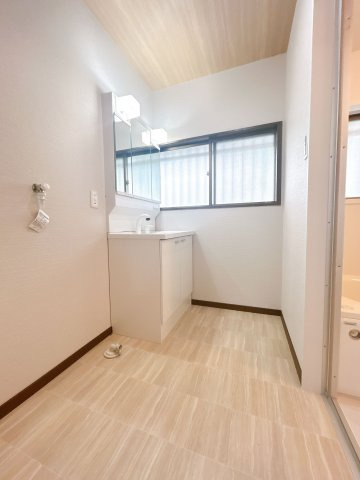 【独立洗面台】 | 筑紫野市大字原　戸建て | 三面鏡裏収納付で、散らかりがちな洗面回りもすっきりと片付きます