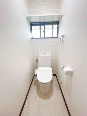 【トイレ】 | 筑紫野市大字原　戸建て | ウォッシュレット付きトイレです。窓も付いてるので空気の入れ替えも楽にできます