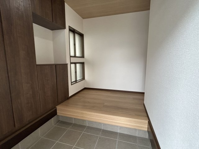 【玄関】 | 筑紫野市大字原　戸建て | 収納力に優れた玄関でいつでも片付いた状態でお客様を迎えられます
