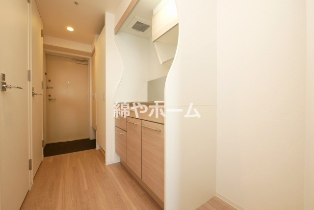 セレニテ難波グランデシュッドの内装|明るい色調の室内です