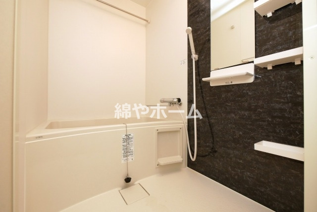 セレニテ難波グランデシュッドの浴室|きれいなお風呂です