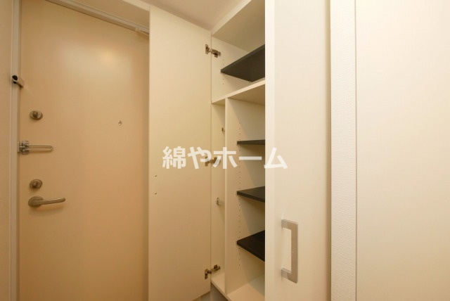 セレニテ難波グランデシュッドの玄関|収納もある玄関です