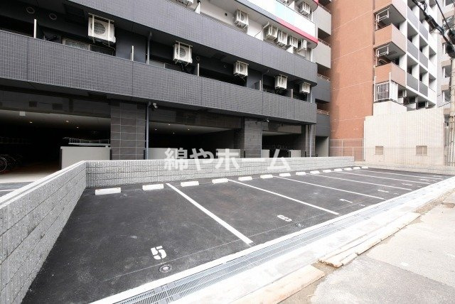 セレニテ難波グランデシュッドの駐車場|駐車場に車を止められます