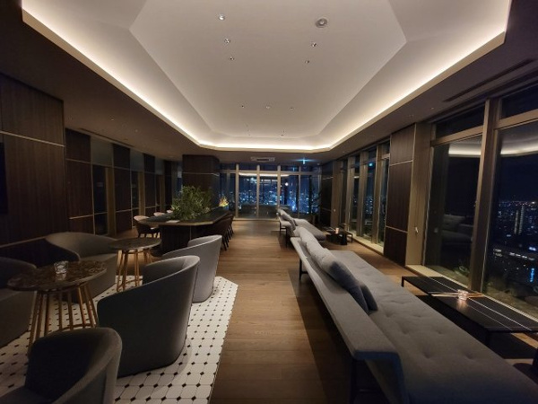 【ロビー】 | 【スカイラウンジ】息をのむような美しくダイナミックな眺望と、選び抜かれたインテリアに囲まれたラウンジ！