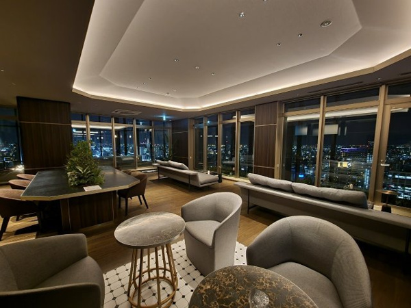 【ロビー】 | 【スカイラウンジ】45階にございます。天空の社交界と呼ぶべき雰囲気が漂う、ラグジュアリーな空間！