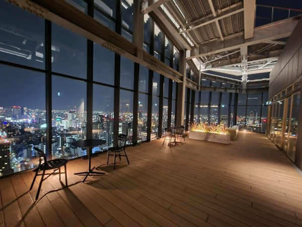 【ロビー】 | 【スカイテラス】星々の光と、都心とは思えない爽やかな風を浴びられる天空のテラス。Wi-Fiも完備！