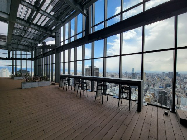 【ロビー】 | 【スカイテラス】大変間口の広い全面ガラス張り！大阪の街を一望できる最上階の共用施設「アマテラス」！