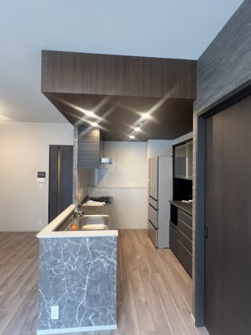 【キッチン】 | 【キッチン】機能充実のシステムキッチンです！照明は雰囲気の良いダウンライトです。