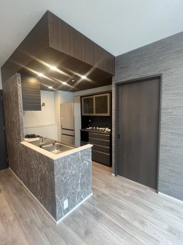 【キッチン】 | 【キッチン】上品な幅広フローリング！キッチンの奥に約5帖の洋室がございます！