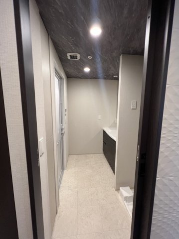 【独立洗面台】 | 【洗面所】ゆとりあるパウダールームです！リネン庫付き！