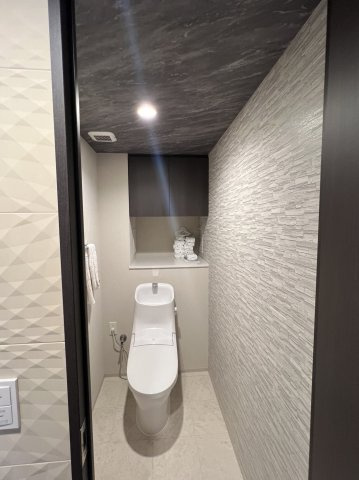 【トイレ】 | 【トイレ】もちろん温水洗浄便座です！ニッチ付きで、小物を飾ることもできます。