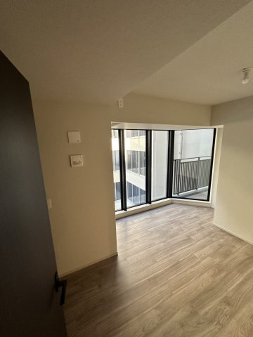 【洋室】 | 【洋室】約6帖の洋室です！ウォークインクローゼット付き！こちらもFIX窓で開放的！